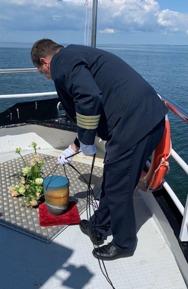 Vorbereitung der Urne für die Übergabe an die See durch den Kapitän Vorbereitung der Urne für die Übergabe an die See durch den Kapitän